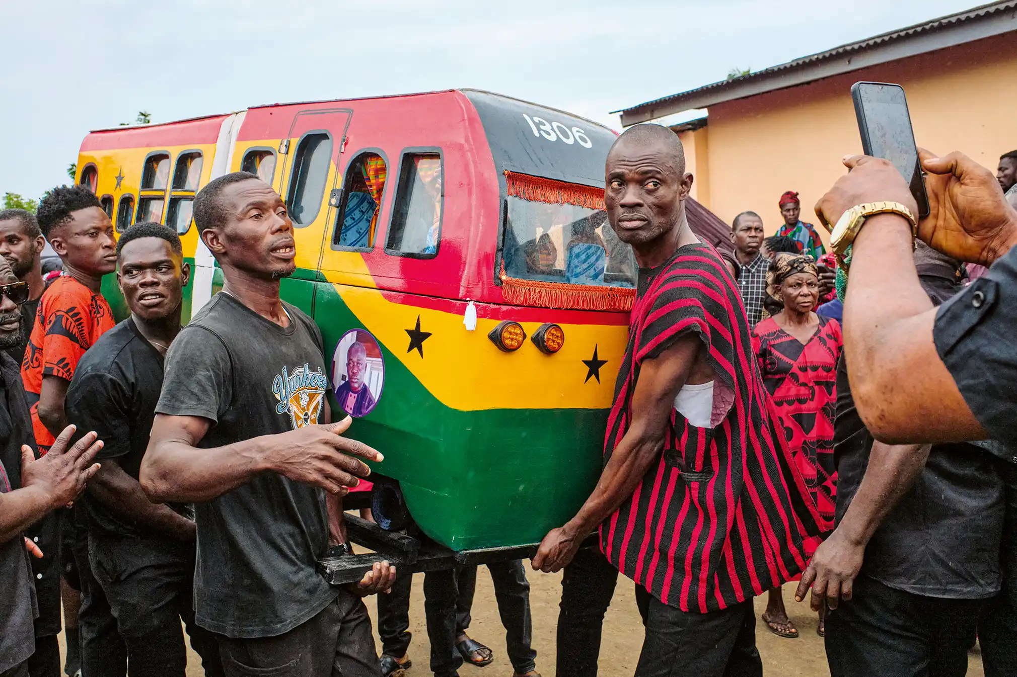 , IN PICTURES: Fish, teapots and a pineapple! Ghana’s most stylish coffins